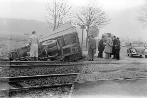 ARH NL Dierssen 1338/0011, Verunglückter LKW an dem Bahnübergang Kaiserrampe, Springe, 1955