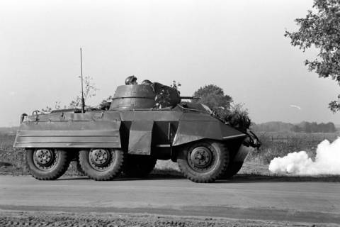 ARH NL Dierssen 1338/0015, Manöver Bundesgrenzschutz: Spähpanzer, Mandelsloh, 1955