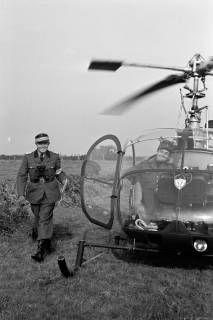 ARH NL Dierssen 1339/0002, Manöver Bundesgrenzschutz: Hubschrauber, Mandelsloh, 1955