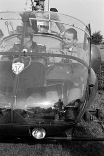 ARH NL Dierssen 1339/0008, Manöver Bundesgrenzschutz: Hubschrauber, Mandelsloh, 1955
