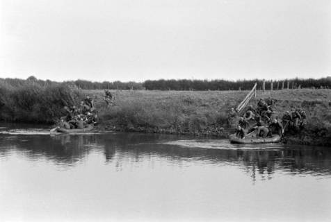 ARH NL Dierssen 1339/0019, Manöver Bundesgrenzschutz: Flussüberquerung, Mandelsloh, 1955