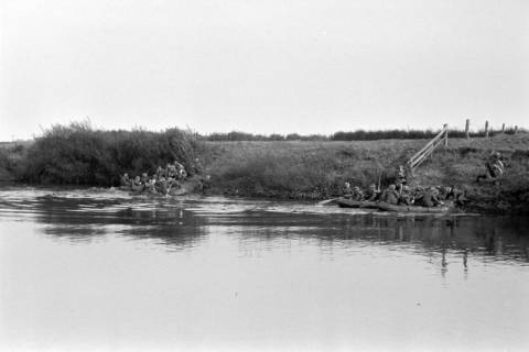 ARH NL Dierssen 1339/0020, Manöver Bundesgrenzschutz: Flussüberquerung, Mandelsloh, 1955