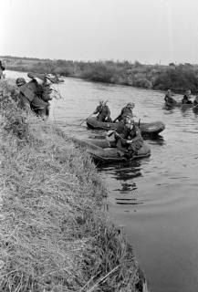 ARH NL Dierssen 1339/0024, Manöver Bundesgrenzschutz: Flussüberquerung, Mandelsloh, 1955