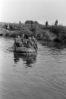 ARH NL Dierssen 1339/0030, Manöver Bundesgrenzschutz: Flussüberquerung, Mandelsloh, 1955