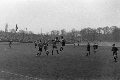ARH NL Dierssen 1342/0005, Fußballspiel im Innenoval der alten Radrennbahn am Pferdeturm, Hannover, 1955