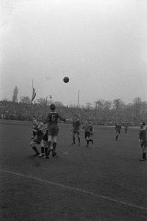 ARH NL Dierssen 1342/0006, Fußballspiel im Innenoval der alten Radrennbahn am Pferdeturm, Hannover, 1955