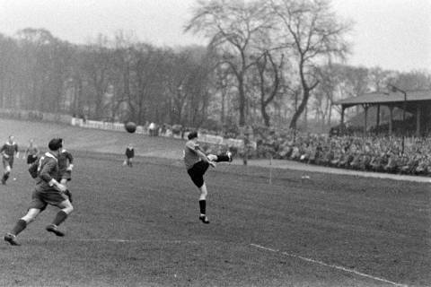 ARH NL Dierssen 1342/0010, Fußballspiel im Innenoval der alten Radrennbahn am Pferdeturm, Hannover, 1955