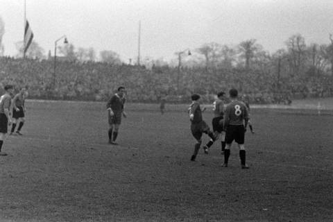 ARH NL Dierssen 1342/0018, Fußballspiel im Innenoval der alten Radrennbahn am Pferdeturm, Hannover, 1955