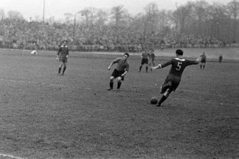 ARH NL Dierssen 1342/0019, Fußballspiel im Innenoval der alten Radrennbahn am Pferdeturm, Hannover, 1955