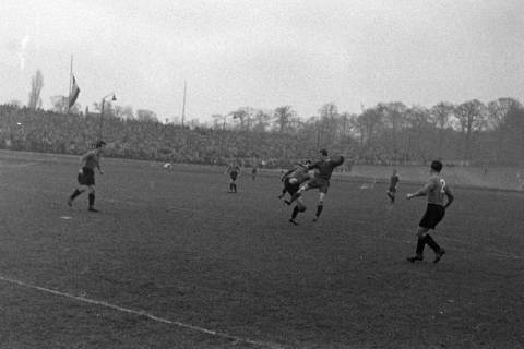 ARH NL Dierssen 1342/0024, Fußballspiel im Innenoval der alten Radrennbahn am Pferdeturm, Hannover, 1955