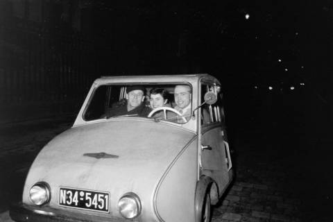 ARH NL Dierssen 1343/0026, Wolfgang Risse (rechts) mit Kerl und Wetzlig im Fuldamobil, Hannover, 1956