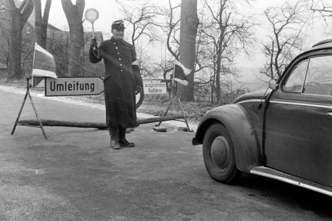 ARH NL Dierssen 1344/0023, Straßenwärter als Hilfspolizei bei Frostaufbrüchen, Bad Münder, 1956