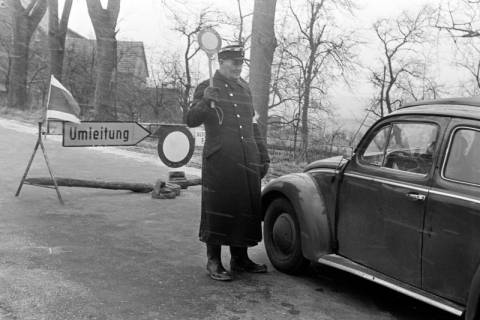 ARH NL Dierssen 1344/0024, Straßenwärter als Hilfspolizei bei Frostaufbrüchen, Bad Münder, 1956