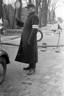 ARH NL Dierssen 1344/0027, Straßenwärter als Hilfspolizei bei Frostaufbrüchen, Bad Münder, 1956