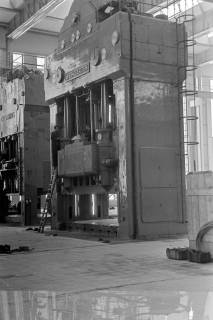 ARH NL Dierssen 1345/0001, Neubau VW-Werk: Innenaufnahmen bei Probemontage, Hannover, 1956