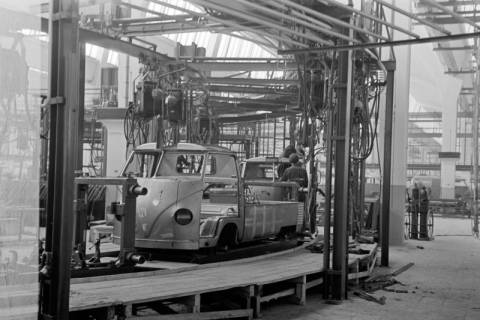 ARH NL Dierssen 1345/0002, Neubau VW-Werk: Innenaufnahmen bei Probemontage, Hannover, 1956