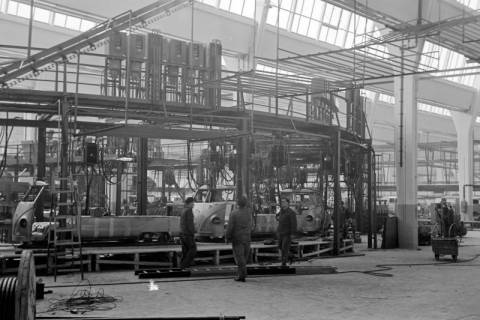 ARH NL Dierssen 1345/0004, Neubau VW-Werk: Innenaufnahmen bei Probemontage, Hannover, 1956