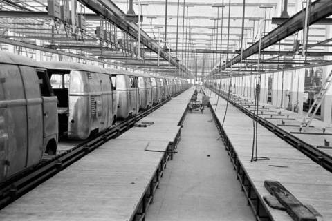 ARH NL Dierssen 1345/0006, Neubau VW-Werk: Innenaufnahmen bei Probemontage, Hannover, 1956