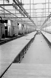 ARH NL Dierssen 1345/0007, Neubau VW-Werk: Innenaufnahmen bei Probemontage, Hannover, 1956