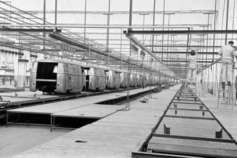 ARH NL Dierssen 1345/0008, Neubau VW-Werk: Innenaufnahmen bei Probemontage, Hannover, 1956