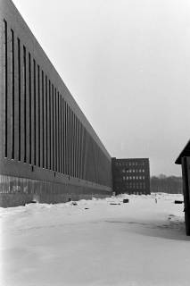 ARH NL Dierssen 1345/0012, Neubau VW-Werk: Außenansicht im Schnee, Hannover, 1956