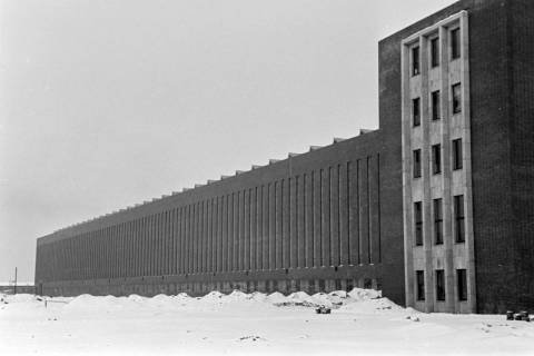 ARH NL Dierssen 1345/0014, Neubau VW-Werk: Außenansicht im Schnee, Hannover, 1956