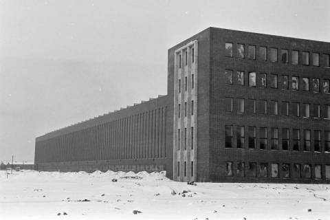 ARH NL Dierssen 1345/0015, Neubau VW-Werk: Außenansicht im Schnee, Hannover, 1956