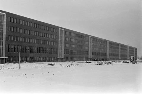 ARH NL Dierssen 1345/0016, Neubau VW-Werk: Außenansicht im Schnee, Hannover, 1956