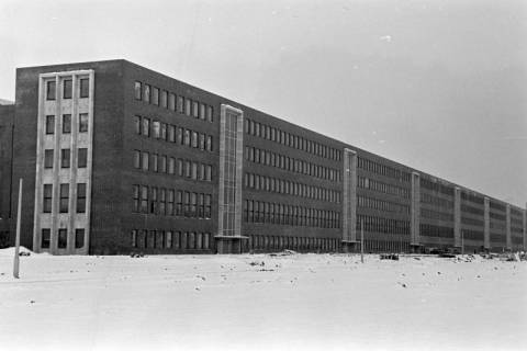 ARH NL Dierssen 1345/0018, Neubau VW-Werk: Außenansicht im Schnee, Hannover, 1956