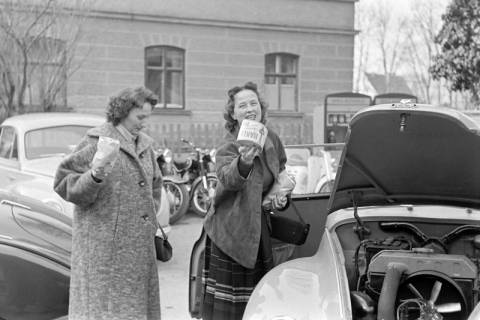 ARH NL Dierssen 1346/0002, "Elly Dierssen und Barbara mit Rollen", Landsberg am Lech, 1956