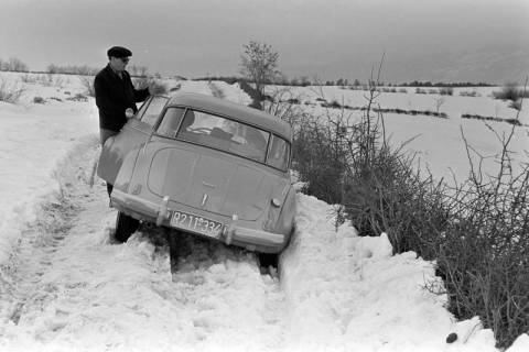 ARH NL Dierssen 1346/0024, DKW steckt im Schnee, Otocac, 1956