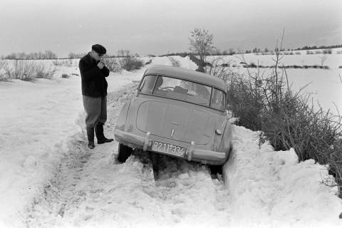 ARH NL Dierssen 1346/0025, DKW steckt im Schnee, Otocac, 1956