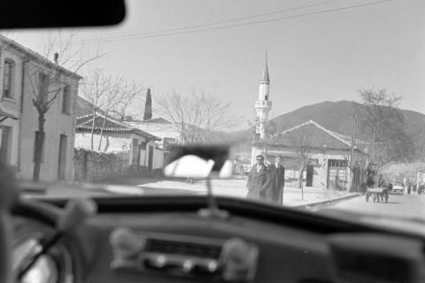ARH NL Dierssen 1347/0004, Blick aus dem Wagen auf einen Ort, Griechenland, 1956