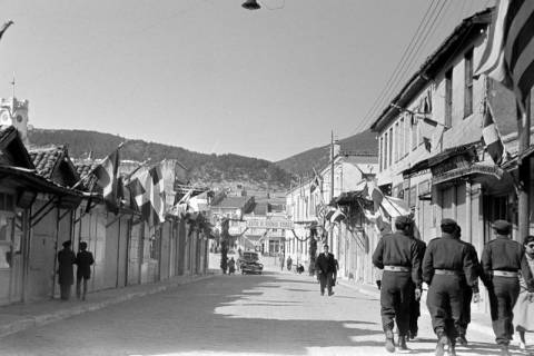 ARH NL Dierssen 1347/0005, Blick aus dem Wagen auf einen Ort, Griechenland, 1956
