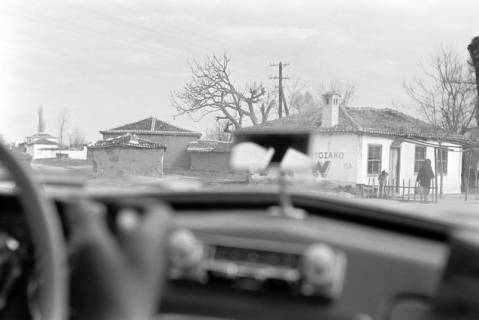 ARH NL Dierssen 1347/0007, Blick aus dem Wagen auf einen Ort, Griechenland, 1956