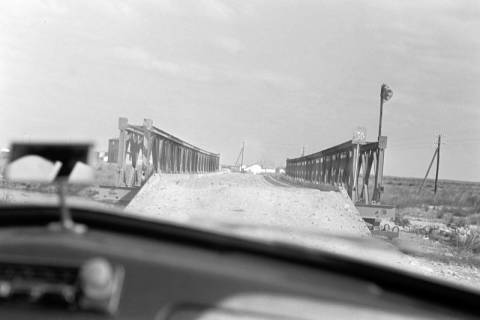 ARH NL Dierssen 1347/0009, Blick aus dem Wagen eine Brücke, Griechenland, 1956