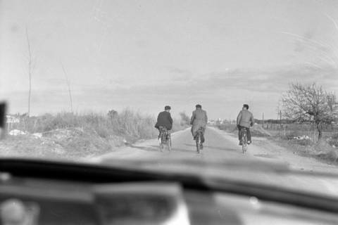 ARH NL Dierssen 1347/0021, Blick aus dem Wagen auf Fahrradfahrer auf der Straße, Griechenland, 1956