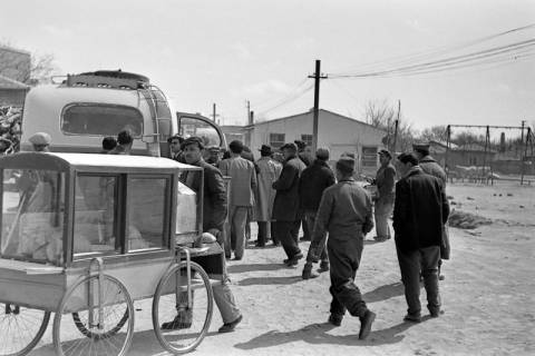 ARH NL Dierssen 1347/0040, Straßenbild mit Menschen und Autos, Babaeski, 1956