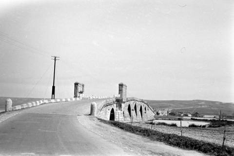 ARH NL Dierssen 1348/0005, Kanuni-Sultan-Süleyman-Brücke über Ausläufe des Marmarameeres, Büyükcekmece, 1956