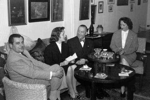 ARH NL Dierssen 1348/0019, Tietsch, Barbara und Elly Dierssen bei Ekrem Akömer, Istanbul, 1956