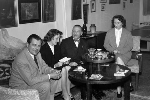 ARH NL Dierssen 1348/0020, Tietsch, Barbara und Elly Dierssen bei Ekrem Akömer, Istanbul, 1956