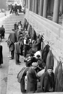ARH NL Dierssen 1348/0037, Waschen an der Valide-Moschee, Istanbul, 1956