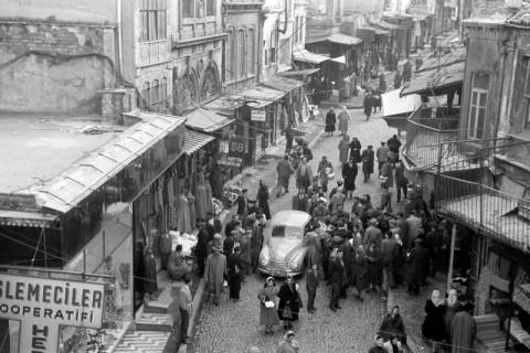 ARH NL Dierssen 1349/0002, DKW in den Menschenmassen des Basars, Istanbul, 1956