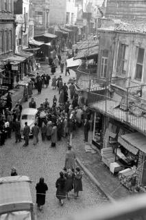 ARH NL Dierssen 1349/0003, DKW in den Menschenmassen des Basars, Istanbul, 1956