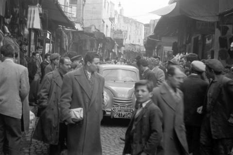 ARH NL Dierssen 1349/0004, DKW in den Menschenmassen des Basars, Istanbul, 1956