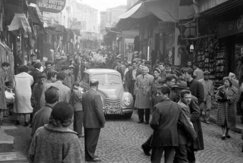 ARH NL Dierssen 1349/0005, DKW in den Menschenmassen des Basars, Istanbul, 1956