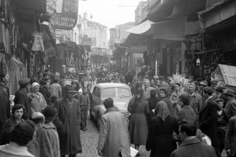 ARH NL Dierssen 1349/0006, DKW in den Menschenmassen des Basars, Istanbul, 1956