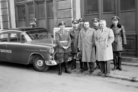 ARH NL Dierssen 1349/0007, Polizei-Direktor, Verkehrspolizei und Reshat, Istanbul, 1956