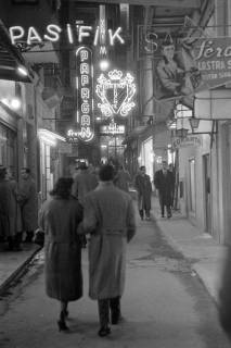 ARH NL Dierssen 1349/0037, Vergnügungsviertel bei Nacht, Istanbul, 1956