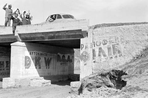 ARH NL Dierssen 1351/0030, Brücke mit DKW-Reklame, Polykastro, 1956